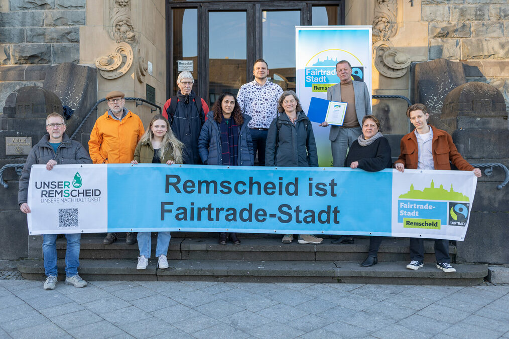 Aktive präsentieren Urkunde vor dem Remscheider Rathaus