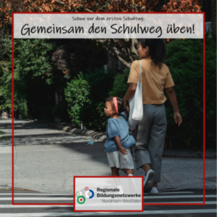 Eine Mutter übt mit ihrer Tochter den Schulweg